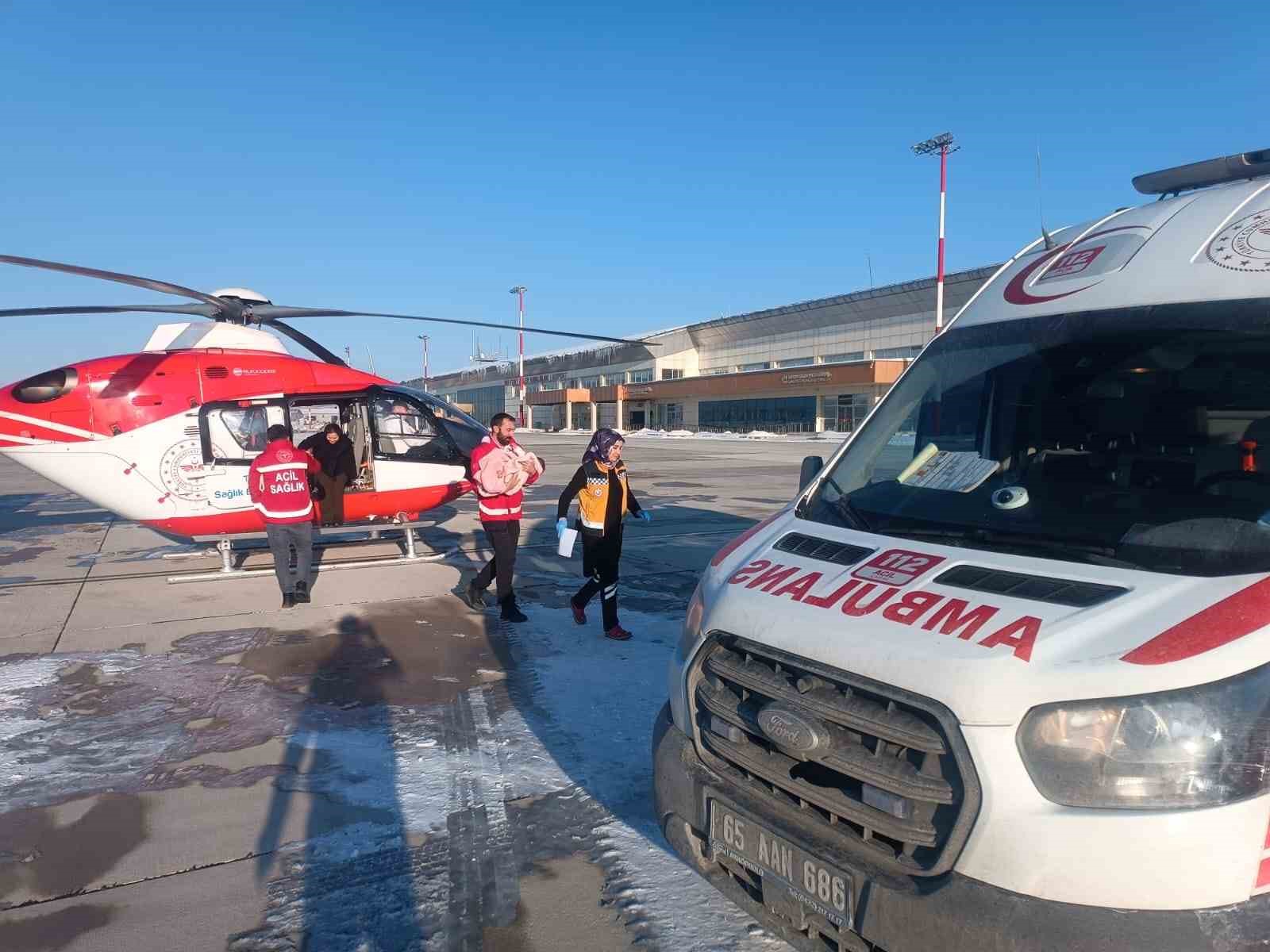 Şemdinli&rsquo;de sıcak su yanığı olan bebek helikopter ambulansla Van&rsquo;a sevk edildi
