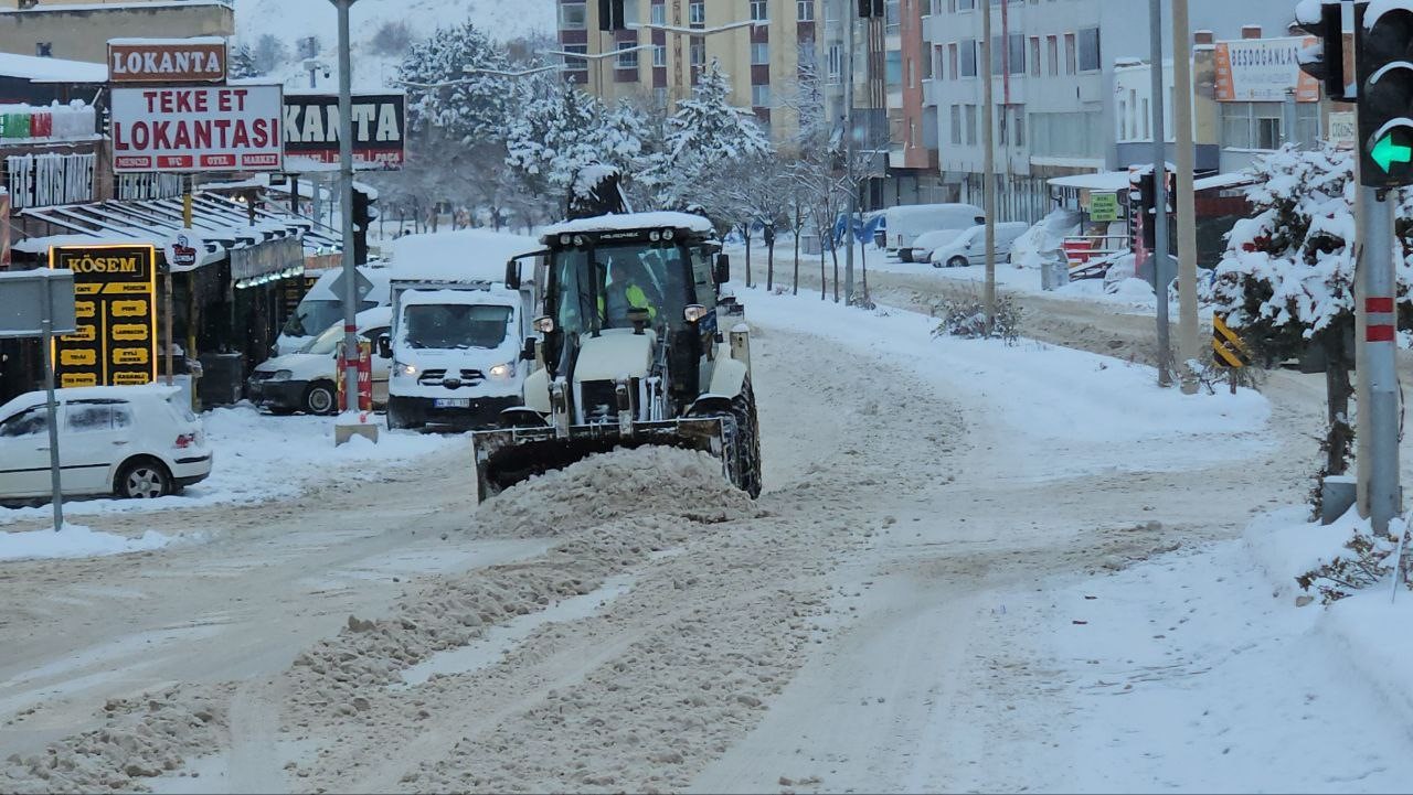 Darende Belediyesi&rsquo;nin karla m&uuml;cadele &ccedil;alışmaları s&uuml;r&uuml;yor

