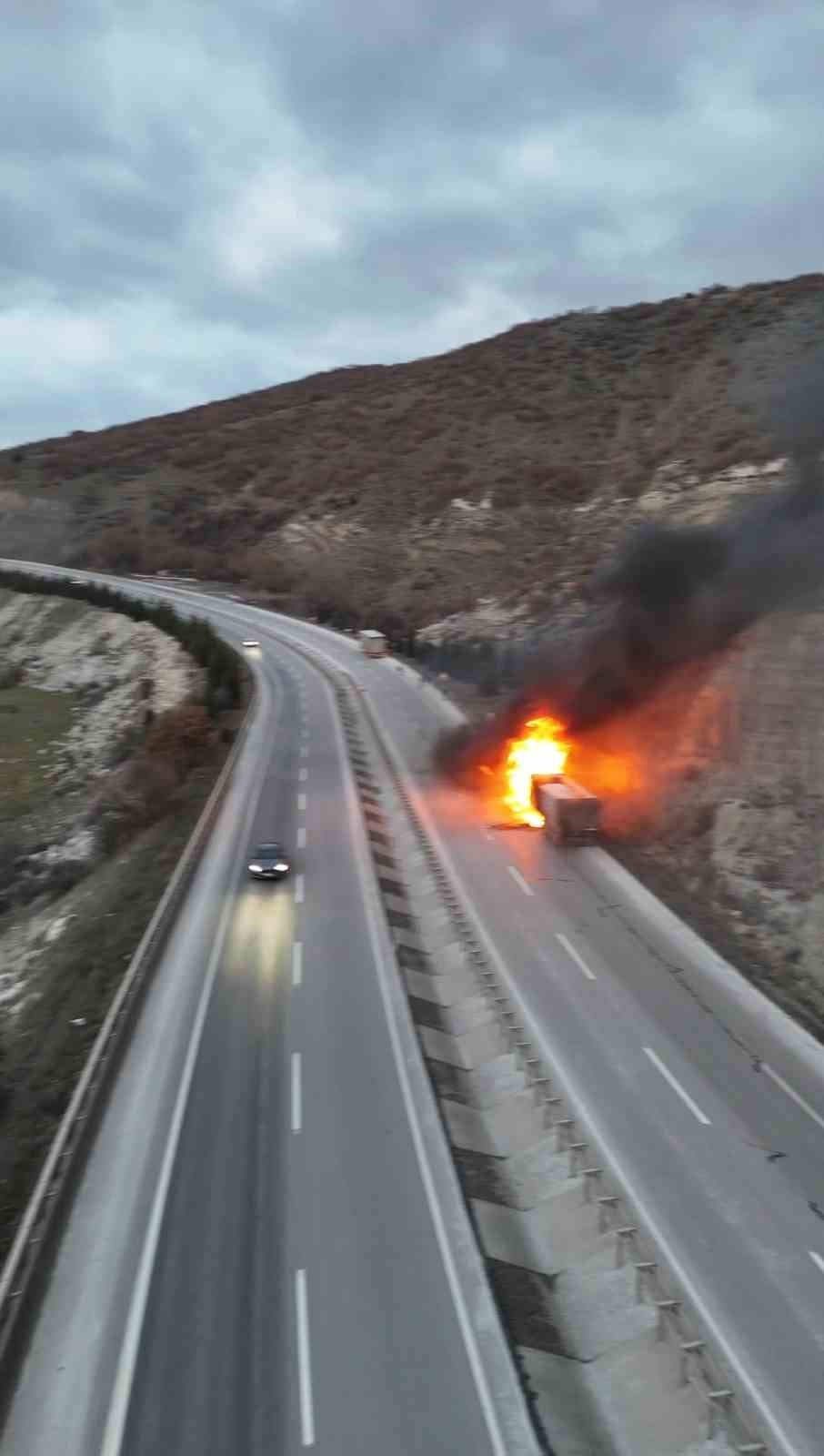 K&uuml;tahya&rsquo;da seyir halindeki tır alevlere teslim oldu
