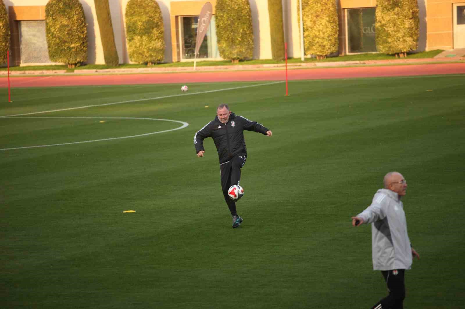 Beşiktaş&rsquo;ta devre arası &ccedil;alışmalarını Antalya&rsquo;da s&uuml;rd&uuml;rd&uuml;
