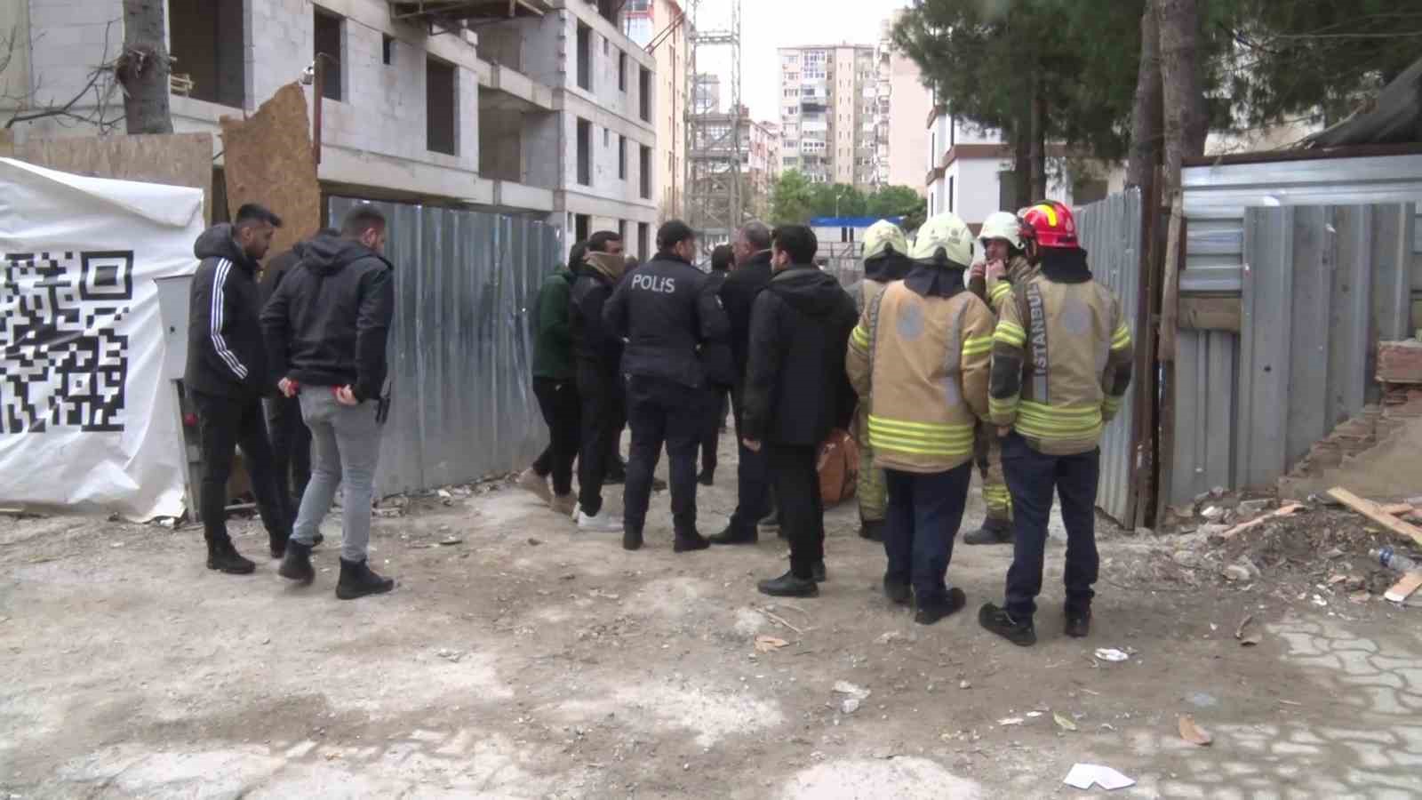 Kadık&ouml;y&rsquo;de maaşlarını alamadıklarını iddia eden inşaat iş&ccedil;ileri vin&ccedil; kulesine &ccedil;ıktı
