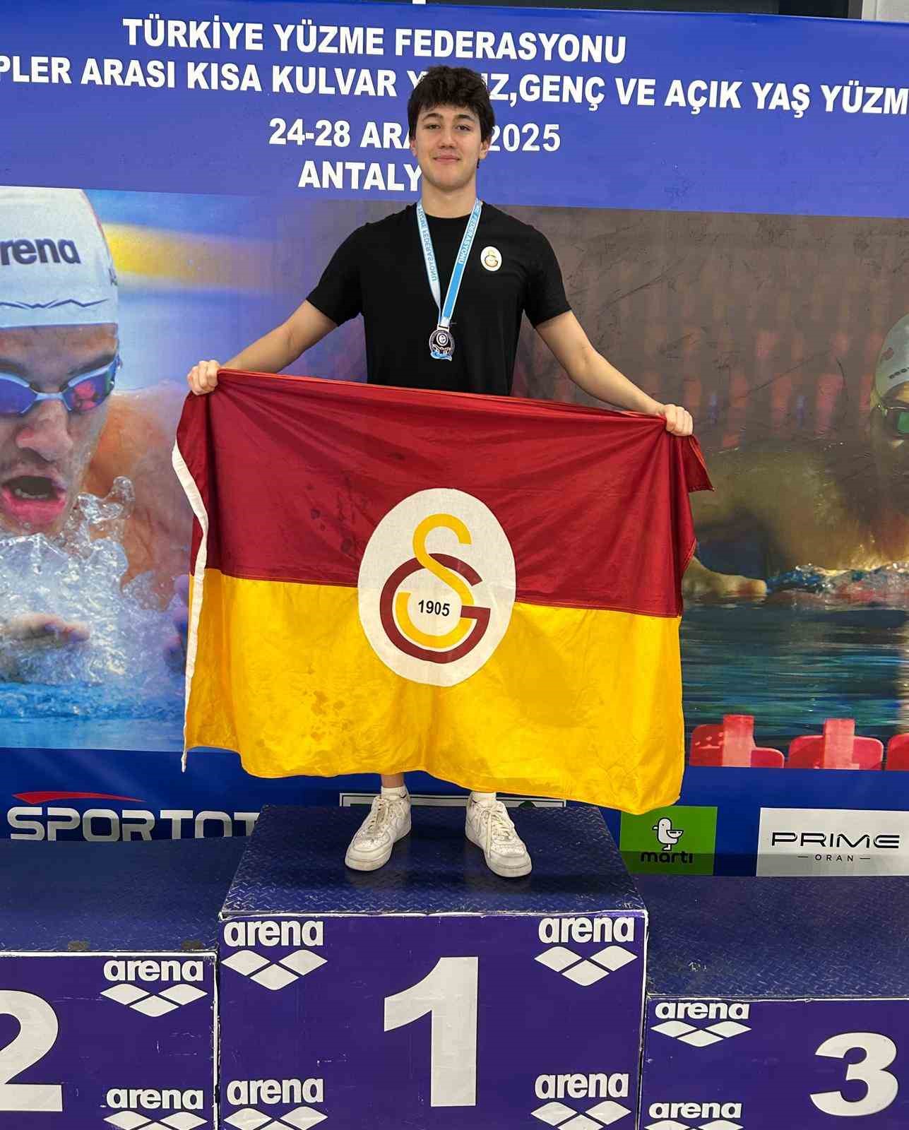 Denizlili sporcu y&uuml;zmede &uuml;&ccedil; T&uuml;rkiye  rekoru kırdı
