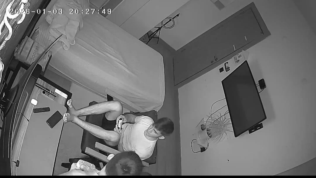 Elazığ&rsquo;da deprem anı kamerada: Biri panik yaptı, diğeri oyuna devam etti
