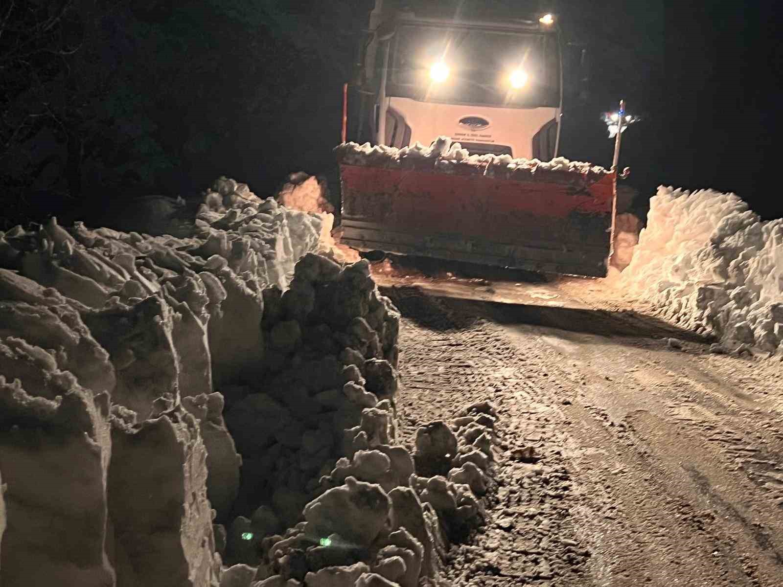 Diyarbakır&rsquo;da belediye ve sağlık ekipleri yolu kapalı k&ouml;ydeki yaşlı &ccedil;ifte b&ouml;yle ulaştı
