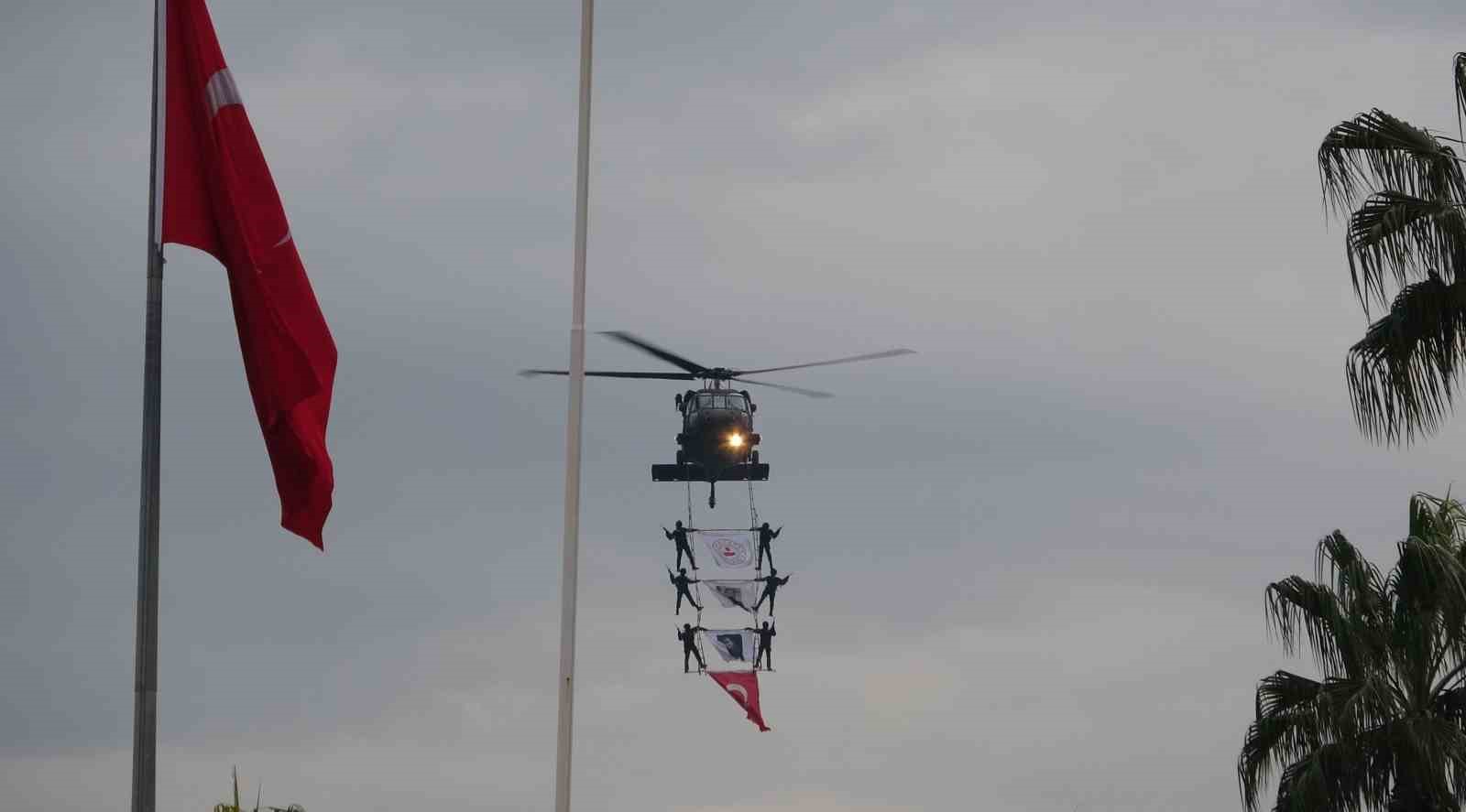 Mersin&rsquo;de coşkulu kurtuluş yıl d&ouml;n&uuml;m&uuml;: J&Ouml;AK helikopter ile &lsquo;&uuml;z&uuml;m salkımı&rsquo; g&ouml;sterisi yaptı
