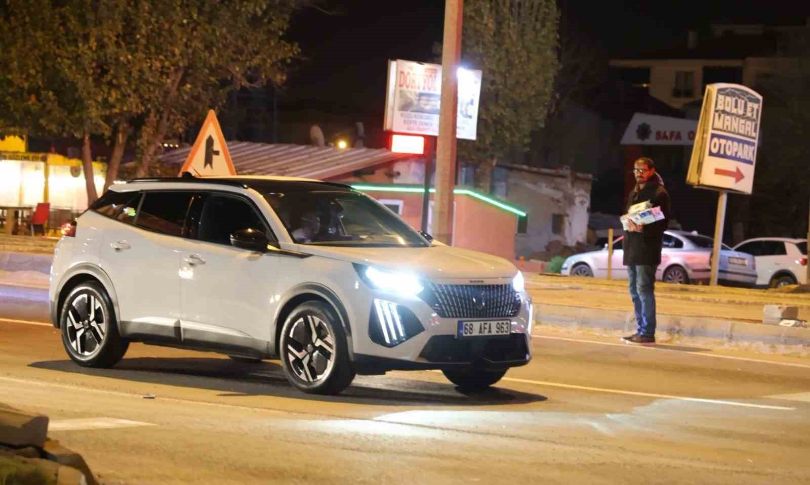 Aksaray&rsquo;da karayolundaki kavşakta mendil satarak kazan&ccedil; sağlıyor
