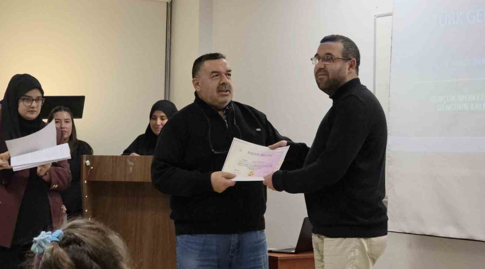 K&uuml;tahya&rsquo;da "T&uuml;rk Gencinin Kalp Atışı" Şiir Gecesi d&uuml;zenlendi
