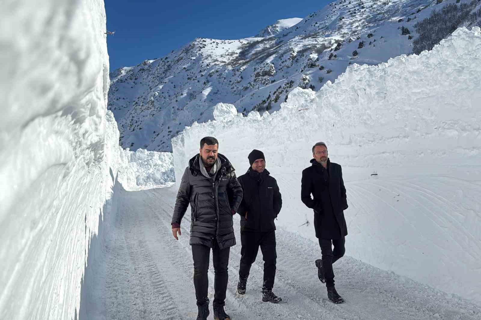 Van-&Ccedil;atak yolu &ccedil;ığ d&uuml;şmeleri nedeniyle 4 g&uuml;nd&uuml;r ulaşıma kapalı
