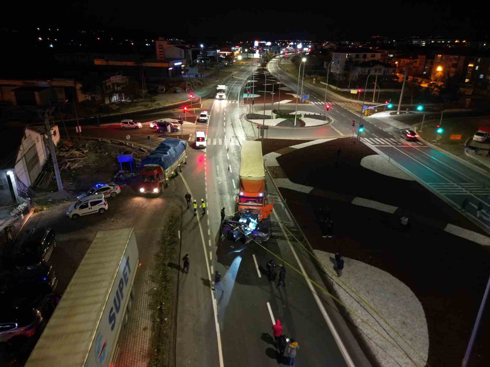 Tırla otomobilin &ccedil;arpıştığı kazada 7 kişi yaralandı
