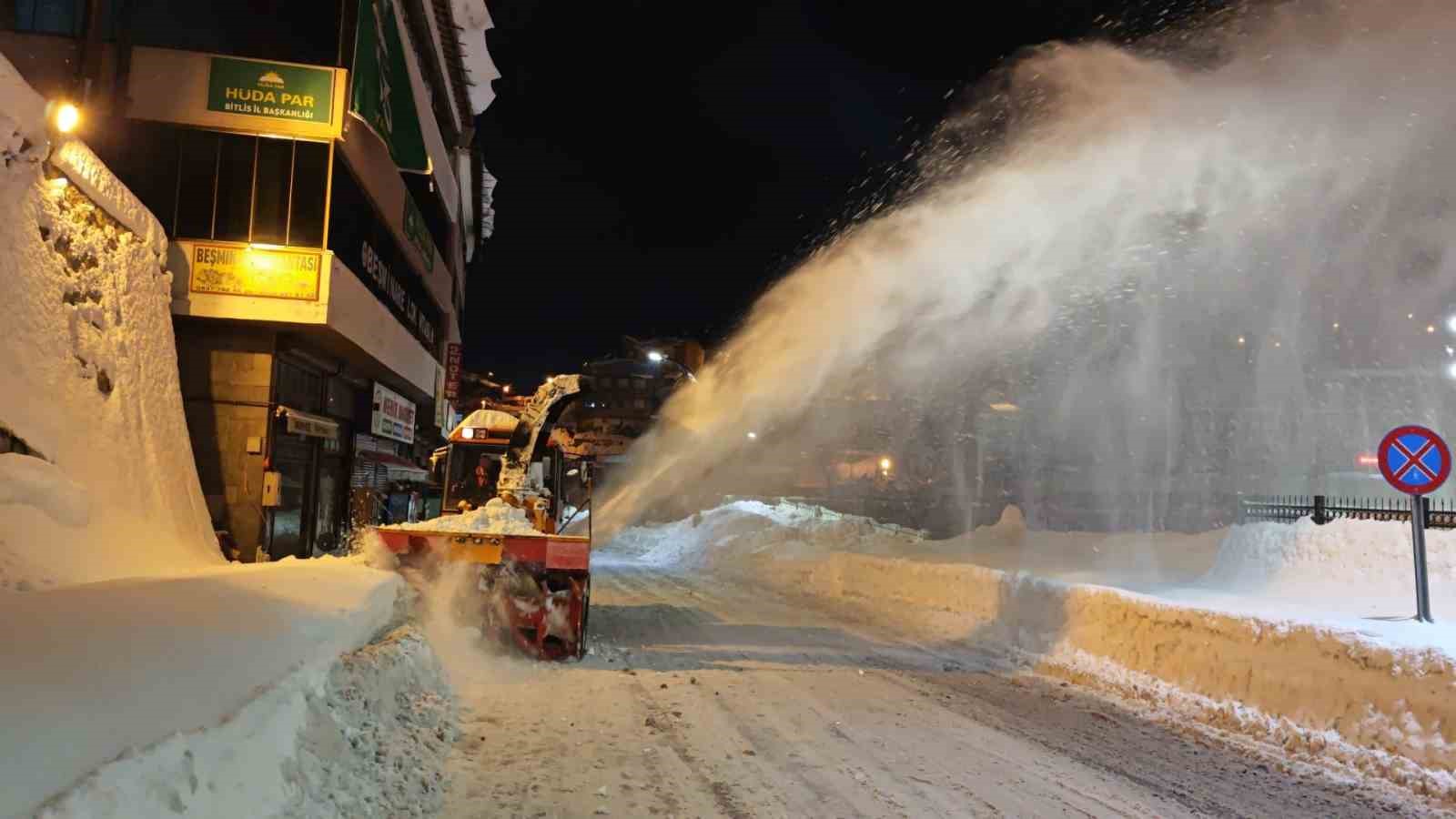 Bitlis&rsquo;te kışa karşı geceli g&uuml;nd&uuml;zl&uuml; m&uuml;cadele
