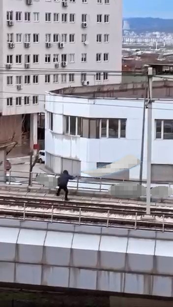 R&uuml;zgarın kopardığı tabela metro hattına d&uuml;şt&uuml;
