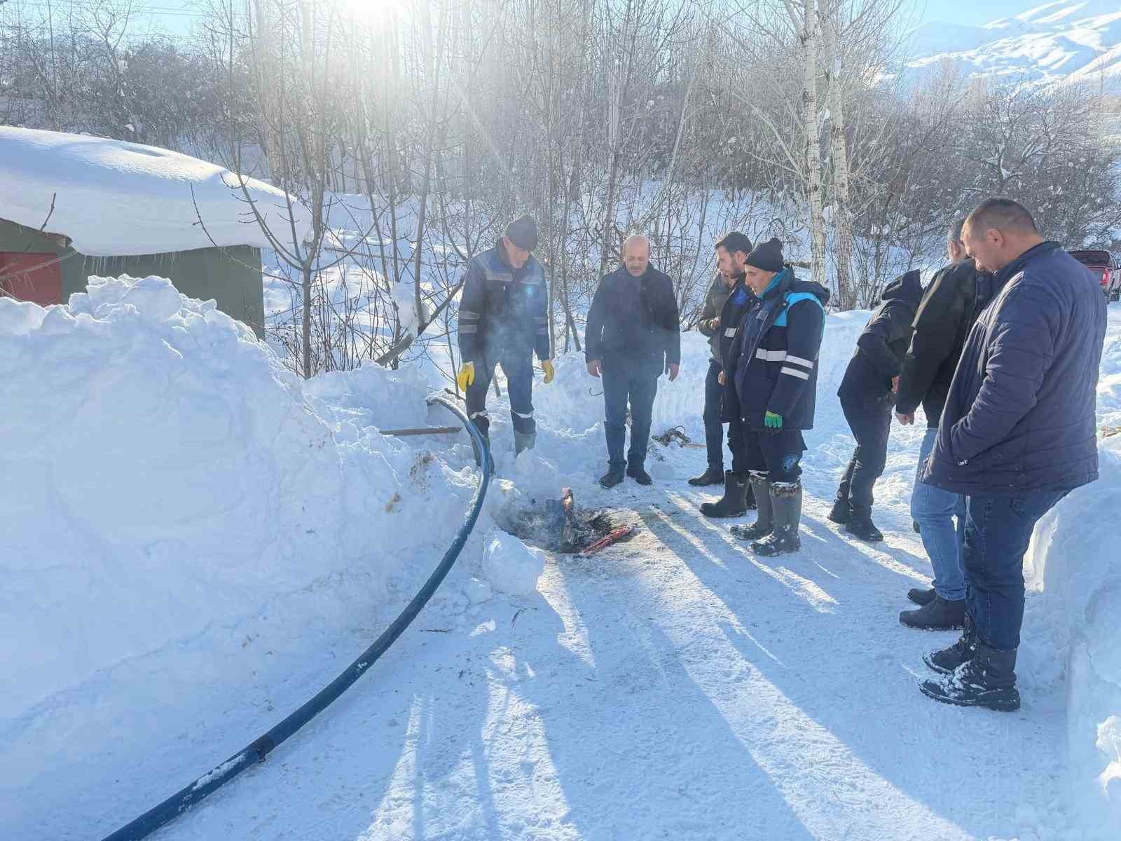 Hakkari su arıza ekibi 1,5 metre karı aşarak arızaya ulaştı
