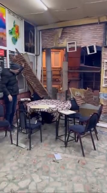 Kahvehanenin duvarları par&ccedil;alansa da oyunlarına devam ettiler
