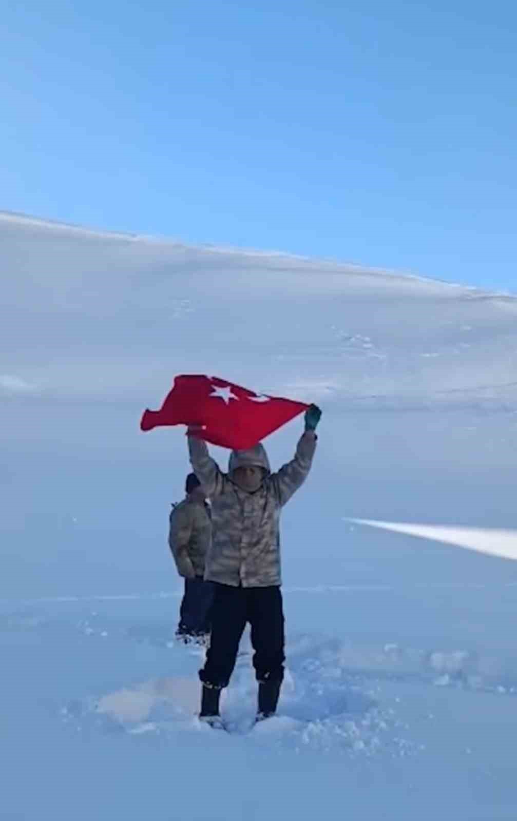 Şemdinli&rsquo;de nefes kesen kurtarma: Kar esaretindeki hamile kadın i&ccedil;in zamanla yarış
