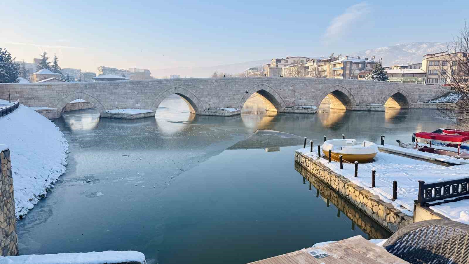 Tokat&rsquo;ta son y&uuml;zyılın en sert ocak ayı yaşandı: Yeşilırmak&rsquo;ın y&uuml;zeyi dondu
