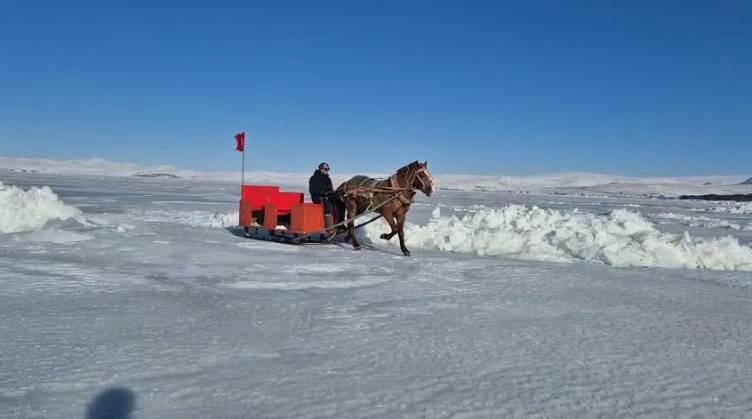 &Ccedil;ıldır G&ouml;l&uuml; tamamen dondu: Eksi 30 dereceyle atlı kızak keyfine hazır
