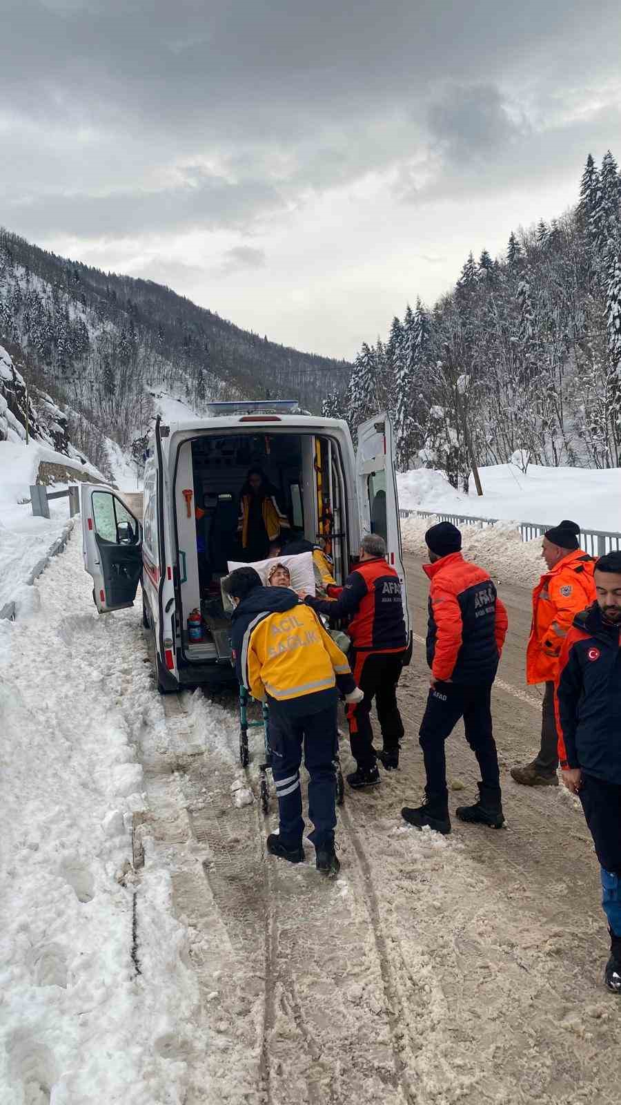 Kastamonu&rsquo;da rahatsızlanan yaşlı kadını, AFAD ekipleri hastaneye ulaştırdı
