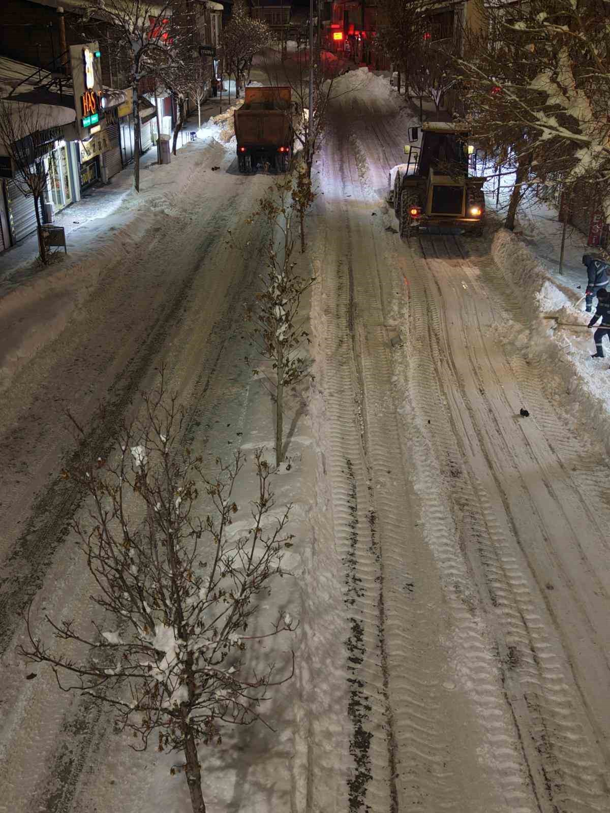 Patnos&rsquo;ta karla m&uuml;cadele aralıksız s&uuml;r&uuml;yor
