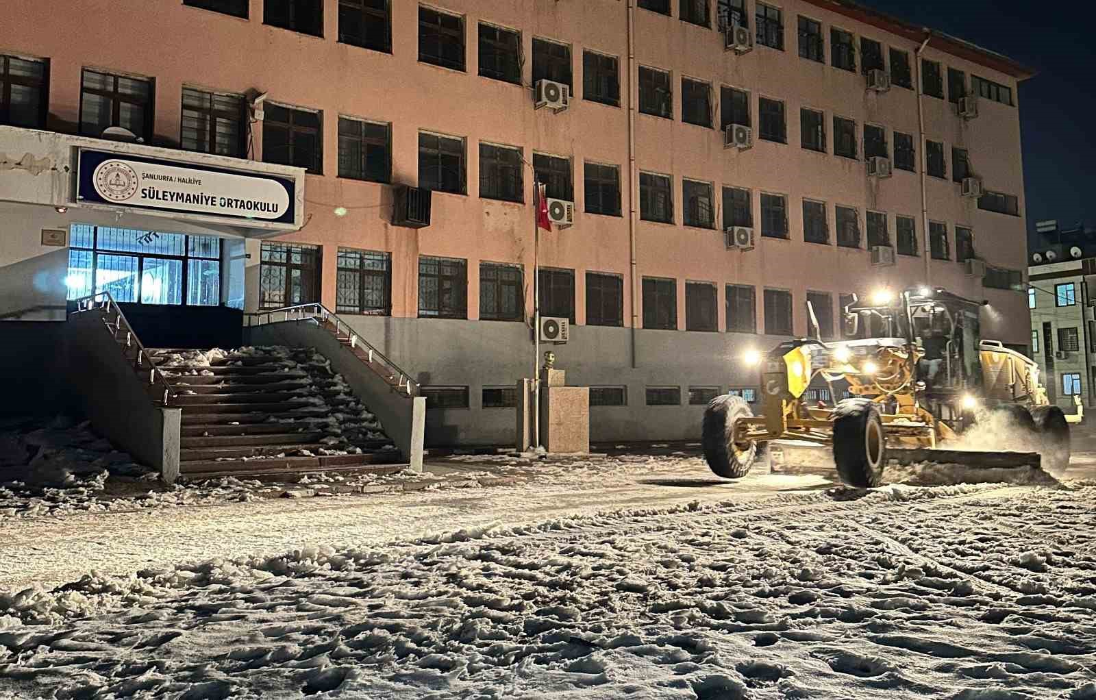 Okullarda kar temizliği yapılıyor