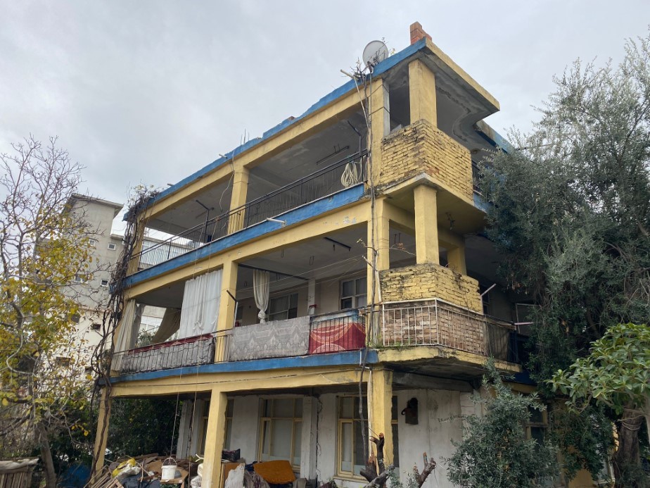 Antalya&rsquo;da t&uuml;yler &uuml;rperten cinayet: Anne ve 7 yaşındaki kızı evde &ouml;l&uuml; bulundu