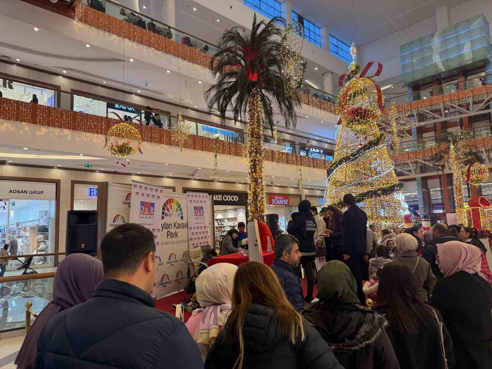 Ceylan Karavil Park AVM&rsquo;de imza g&uuml;n&uuml;
