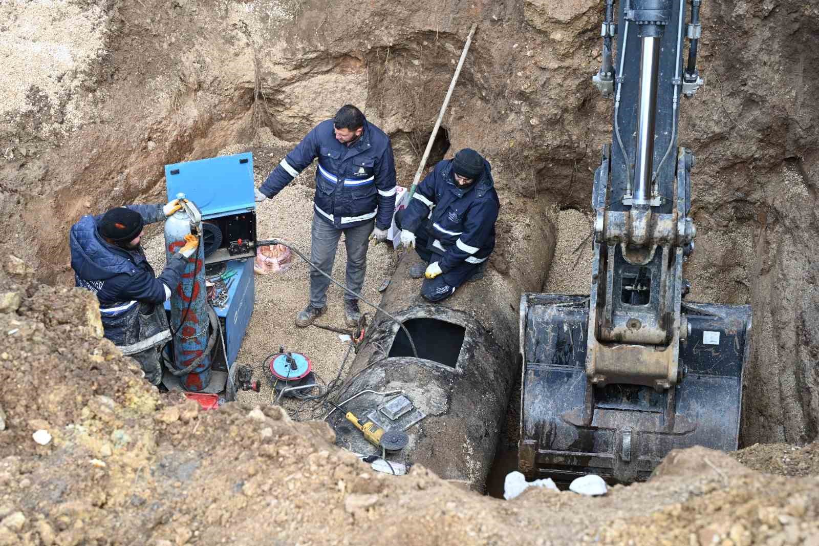 Eğirdir&rsquo;den gelen i&ccedil;me suyu borusundaki patlak ekiplerce giderildi
