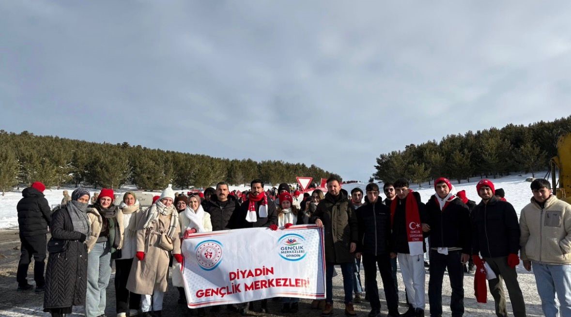Diyadin&rsquo;li gen&ccedil;ler Sarıkamış şehitlerini Allahuekber Dağları&rsquo;nda andı
