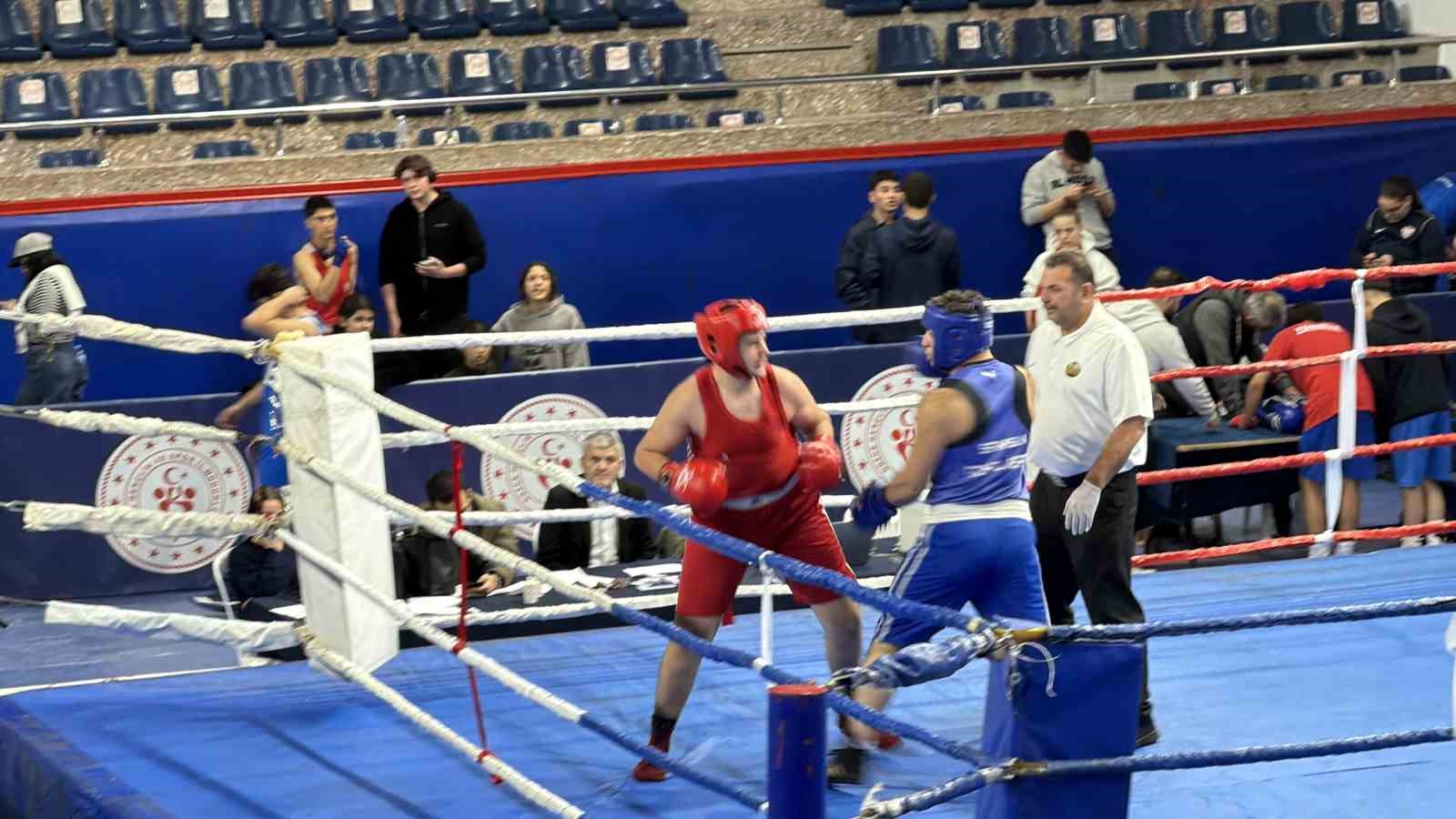 160 boks&ouml;r ringe &ccedil;ıktı, Buse Naz &Ccedil;akıroğlu sporculara destek verdi

