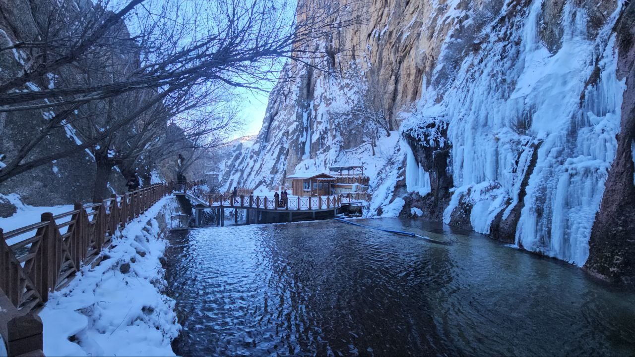 Malatya&rsquo;da G&uuml;rpınar Şelalesi buz tuttu
