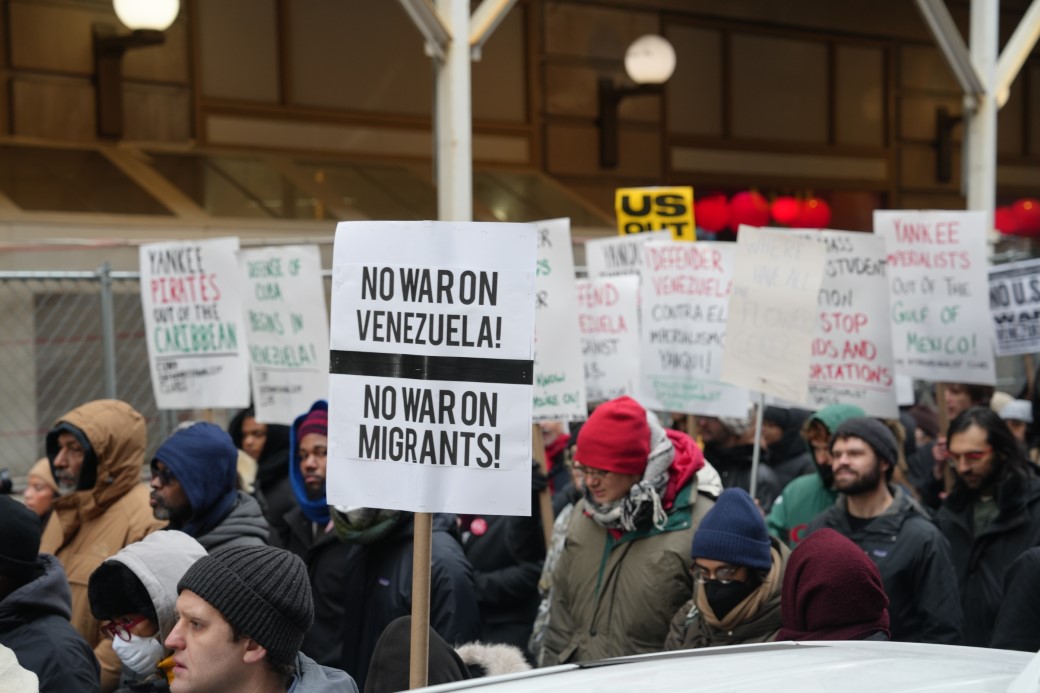 New York'ta binlerce kişi Venezuela i&ccedil;in y&uuml;r&uuml;d&uuml;