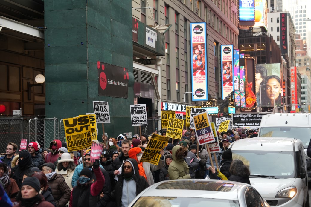 New York'ta binlerce kişi Venezuela i&ccedil;in y&uuml;r&uuml;d&uuml;