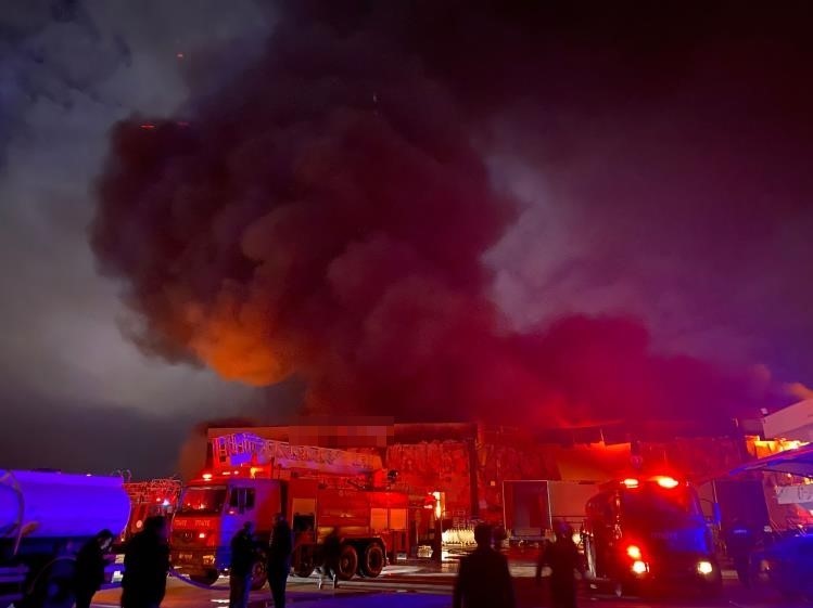 Antalya&rsquo;da market deposu alev alev yandı, temel gıda alanı k&uuml;le d&ouml;nd&uuml;
