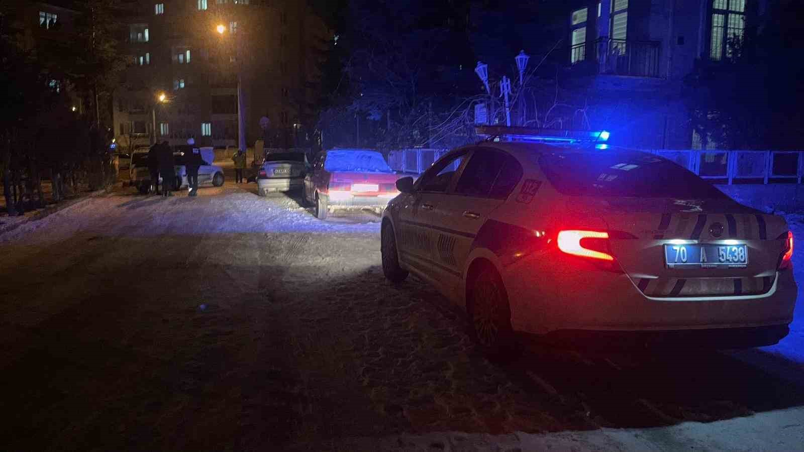 Karaman&rsquo;da park halindeki 2 araca &ccedil;arpan otomobilin s&uuml;r&uuml;c&uuml;s&uuml; kaza yerini terk etti
