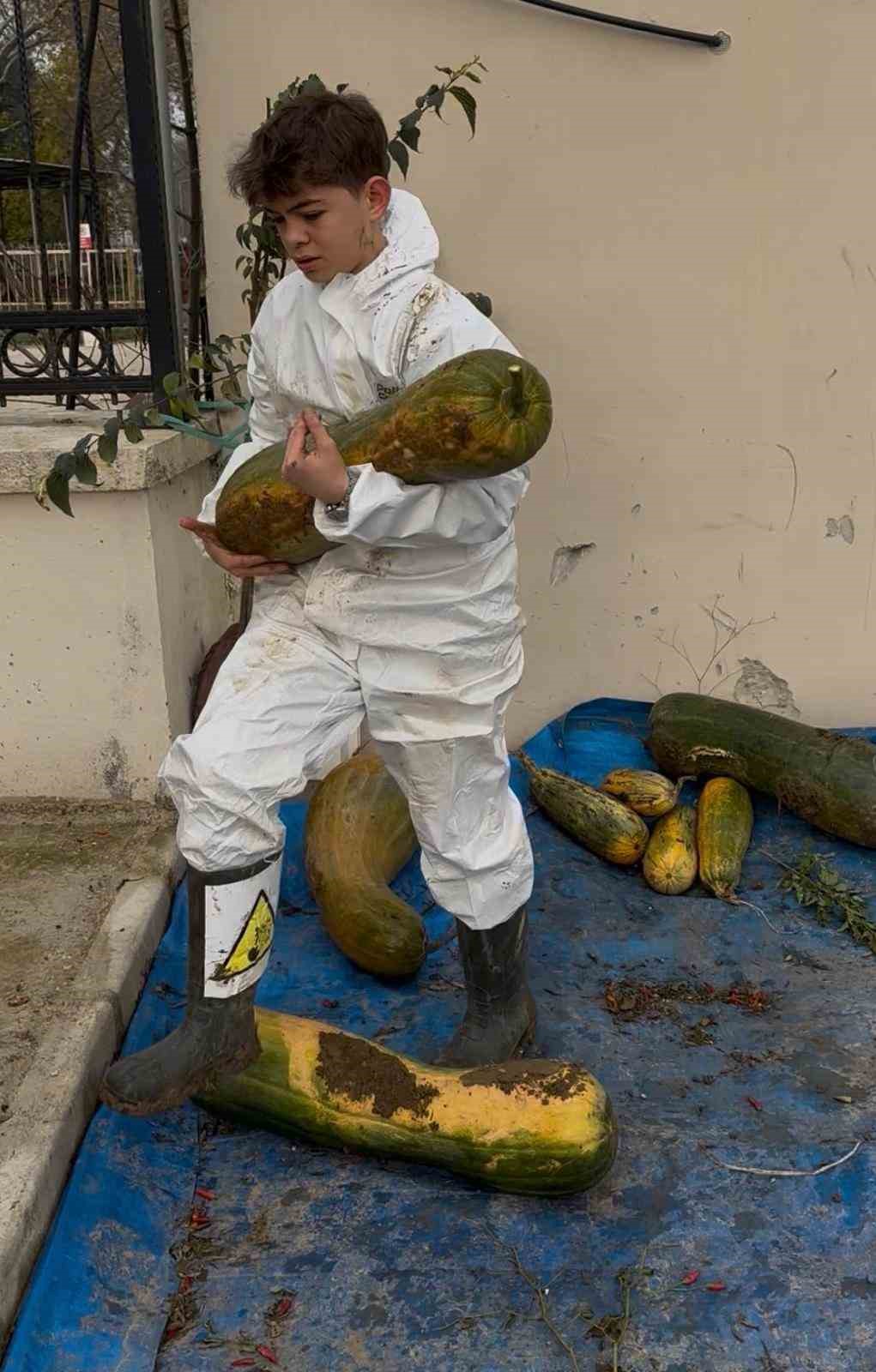 Osmangazi&rsquo;de 30 kilogramlık Kıbrıs bal kabağı yetiştirildi
