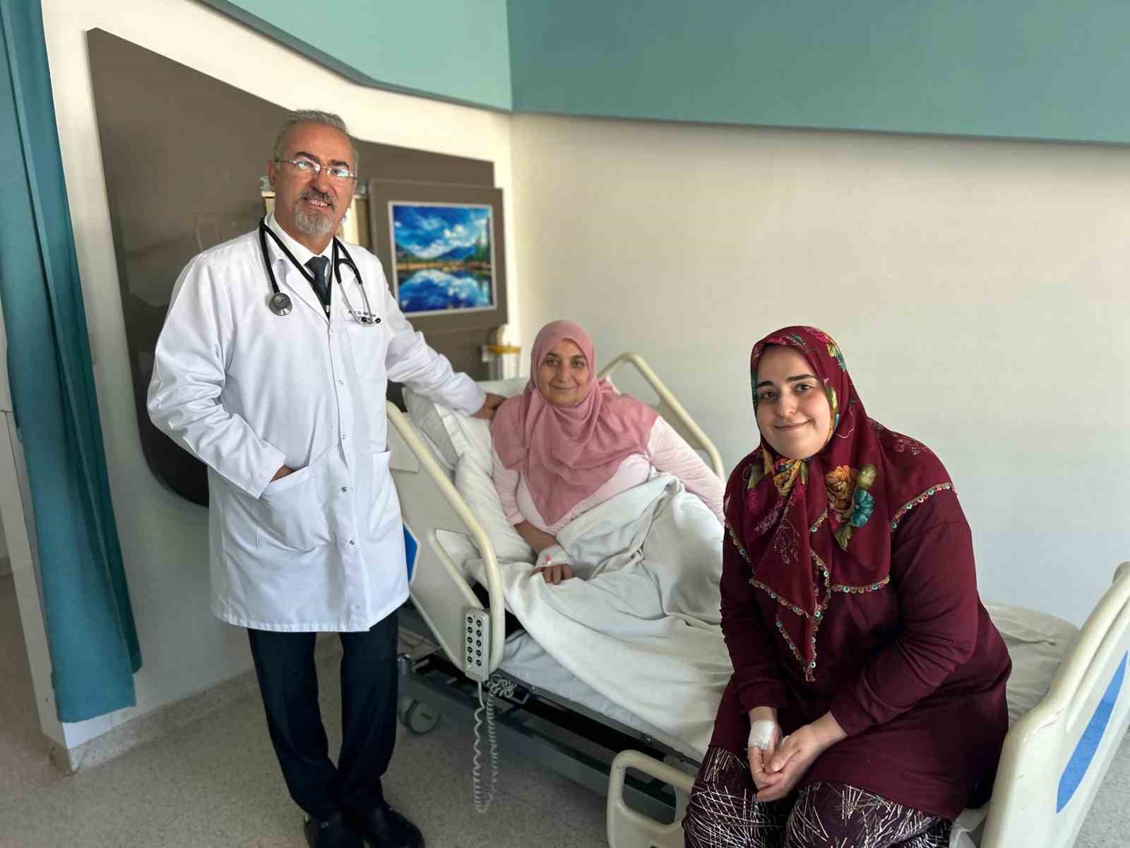 Gebelikte fark edilen şah damarı t&uuml;m&ouml;r&uuml; Van&rsquo;da başarıyla alındı
