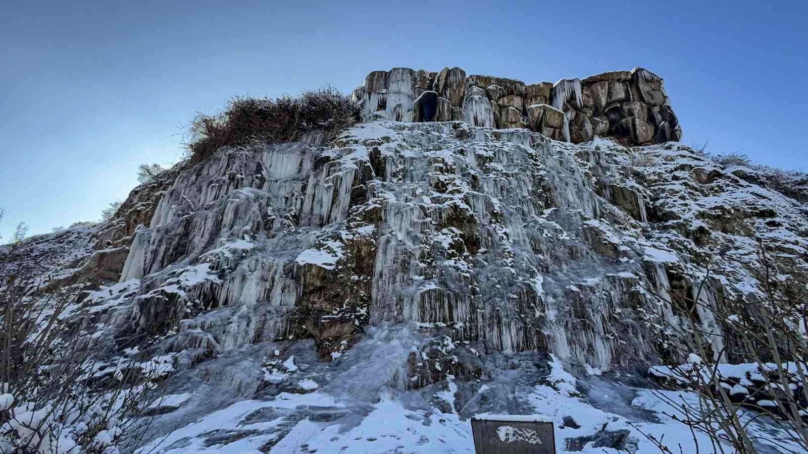 Tokat&rsquo;ta buz tutan şelalede kartpostallık g&ouml;r&uuml;nt&uuml;ler oluştu
