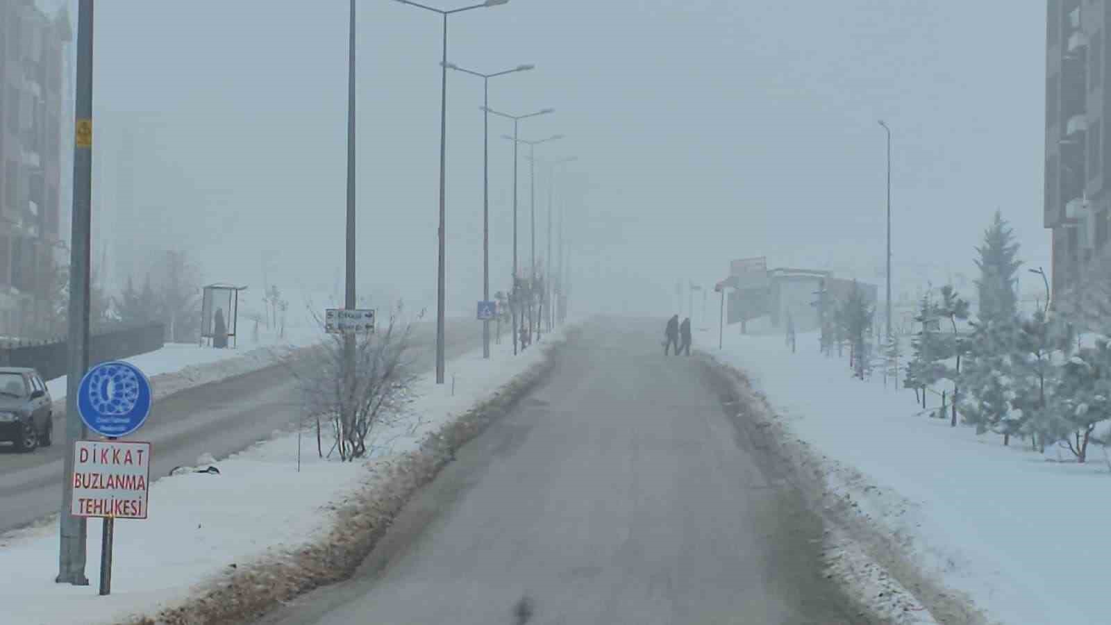 Elazığ&rsquo;da y&uuml;ksek kesimlerde sis etkili oluyor
