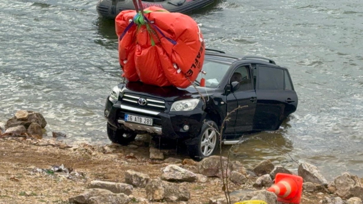 Elif Kumal'ın hayatını kaybettiği araba g&ouml;lden &ccedil;ıkartıldı