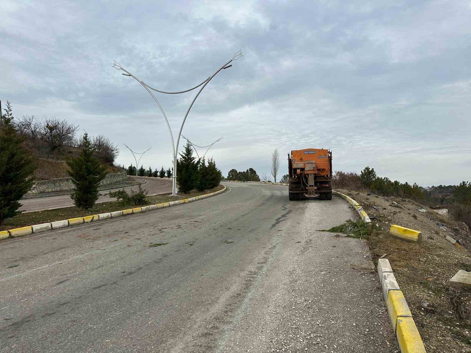 Uşak&rsquo;ta kontrolden &ccedil;ıkan otomobil bah&ccedil;eye devrildi: 1 yaralı
