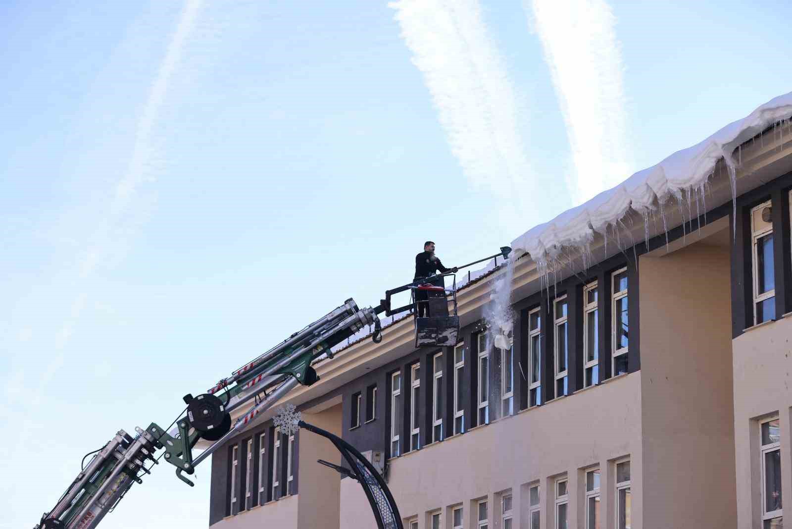 Bing&ouml;l&rsquo;de buz sarkıtları itfaiye ekiplerince temizlendi
