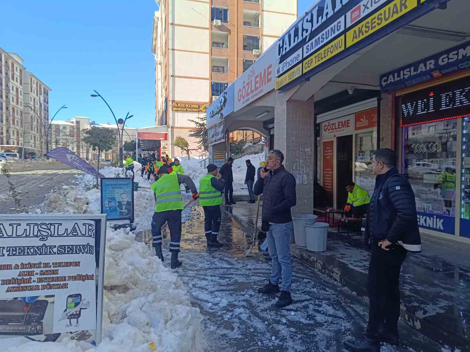 Şırnak&rsquo;ta kar seferberliği: Kaldırımlar k&uuml;reklerle temizlendi
