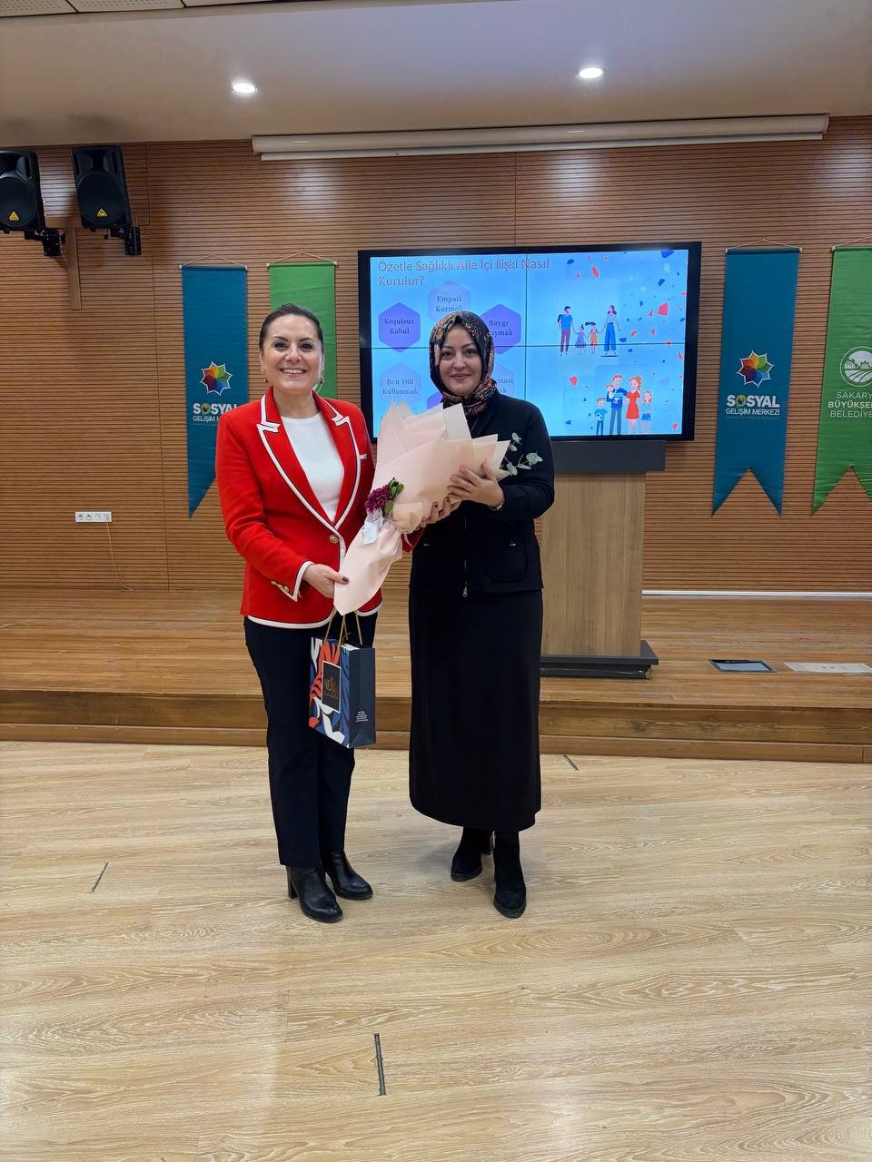 &Ouml;zel gereksinimli bireylerin ailelerine iletişim eğitimi
