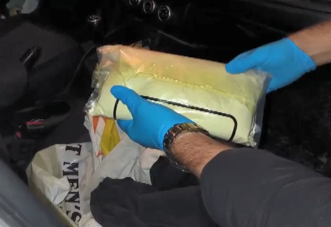 Takside 100 kilo uyuşturucu &uuml;retilebilecek ham madde ele ge&ccedil;irildi: 5 tutuklama
