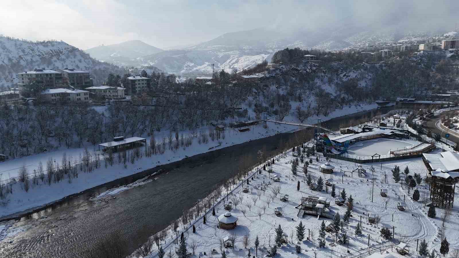 Munzur Nehri&rsquo;nin kıyısında, karlar altında bir şehir: Tunceli, havadan g&ouml;r&uuml;nt&uuml;lendi
