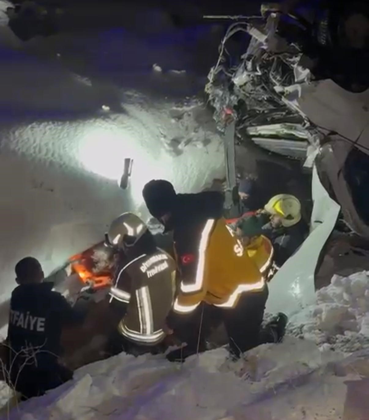 Şarampole devrilen ara&ccedil;ta sıkışan s&uuml;r&uuml;c&uuml; b&ouml;yle &ccedil;ıkartıldı
