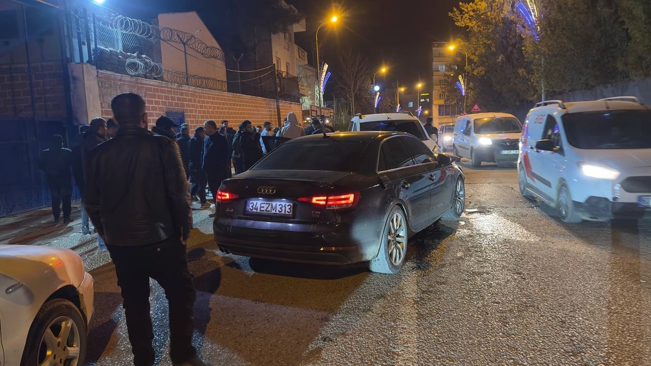 L&uuml;ks ara&ccedil;taki hasarı g&ouml;renler g&ouml;zlerine inanamadı
