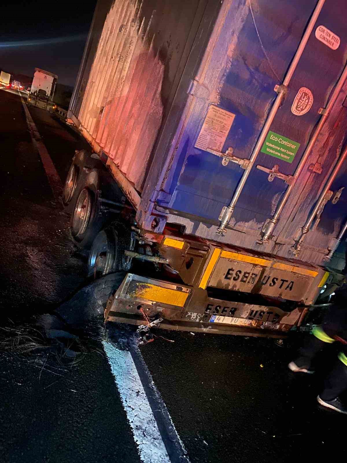 Balatalarından tutuşan tırdaki yangın kısa s&uuml;rede s&ouml;nd&uuml;r&uuml;ld&uuml;
