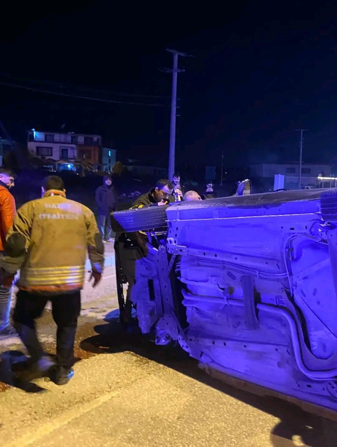 Vidanj&ouml;re &ccedil;arparak devrilen otomobilin s&uuml;r&uuml;c&uuml;s&uuml; yaralandı
