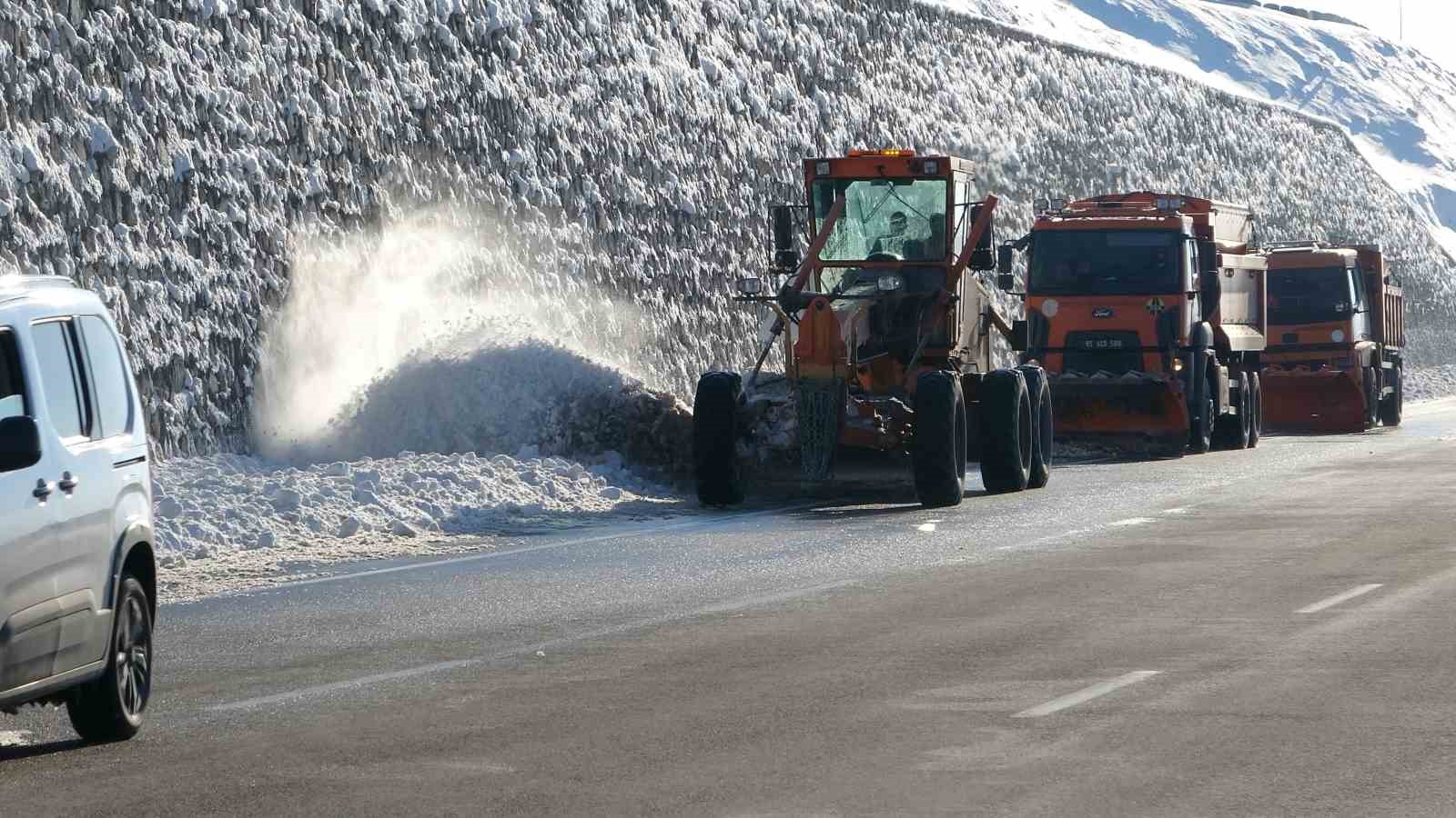 Van&rsquo;da kar mesaisi: Yol kenarlarında biriken kar k&uuml;tleleri temizleniyor

