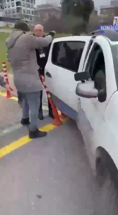 Ehliyet sınavından 7&rsquo;inci kez kalan gen&ccedil; ortalığı birbirine kattı; o anlar kamerada